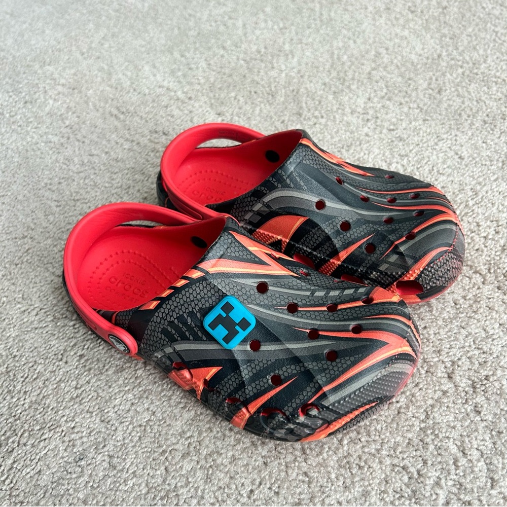Size J3 Kids Crocs Red and Black Pattern Classic Clogs Slip On Youth EUC